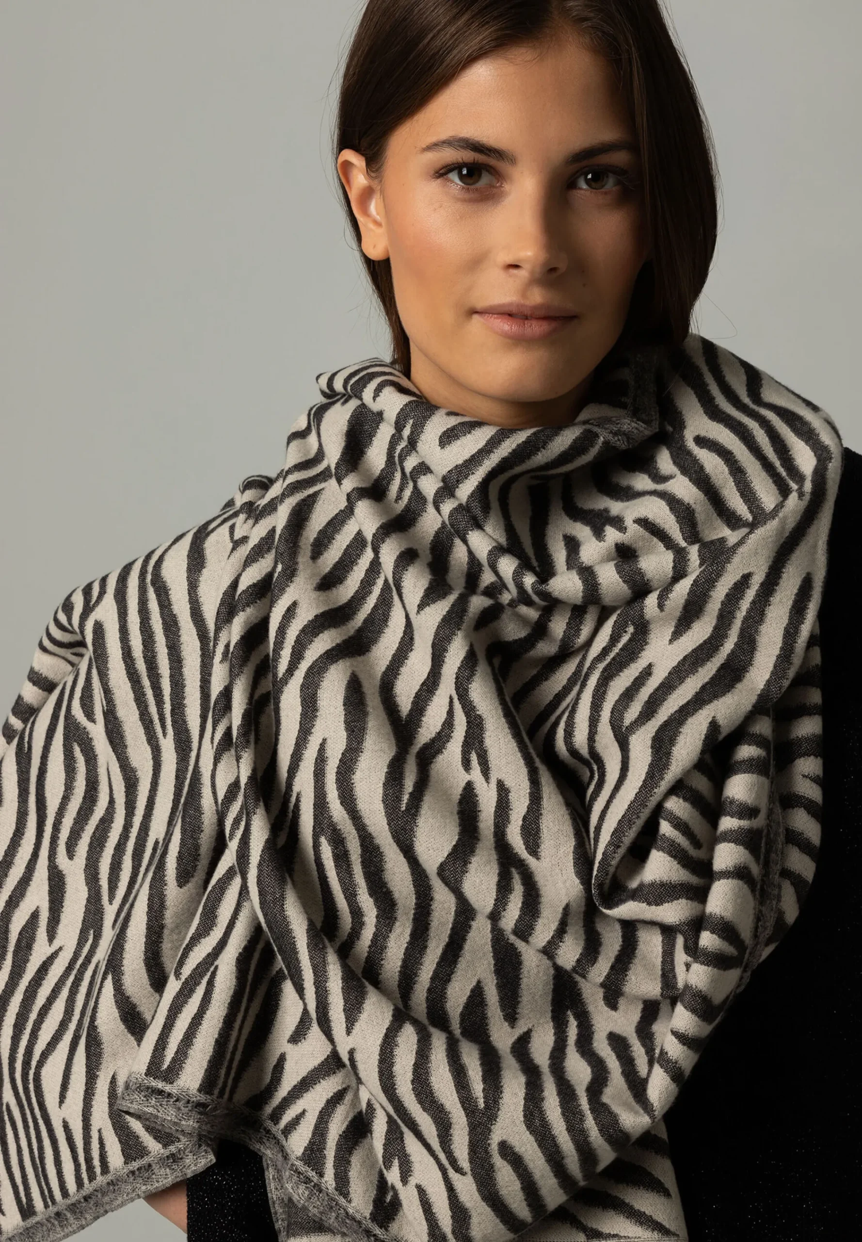 Outlet Jacquard-Schal mit Zebramuster, schwarz/ecru, Winter-Kollektion Accessoires