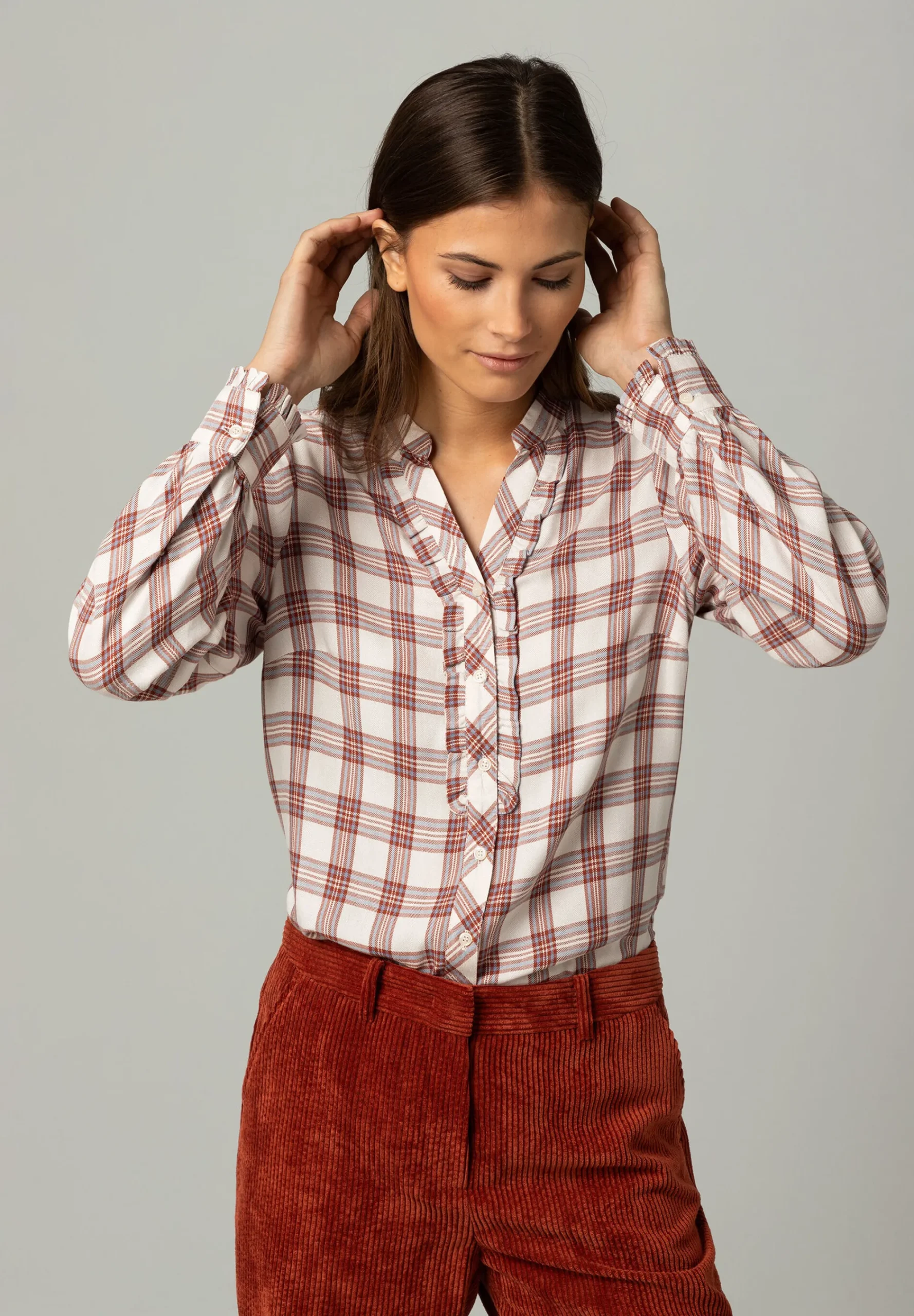 Hot karierte Bluse mit Rüschendetail, ecru/braun/hellblau, Winter-Kollektion Blusen