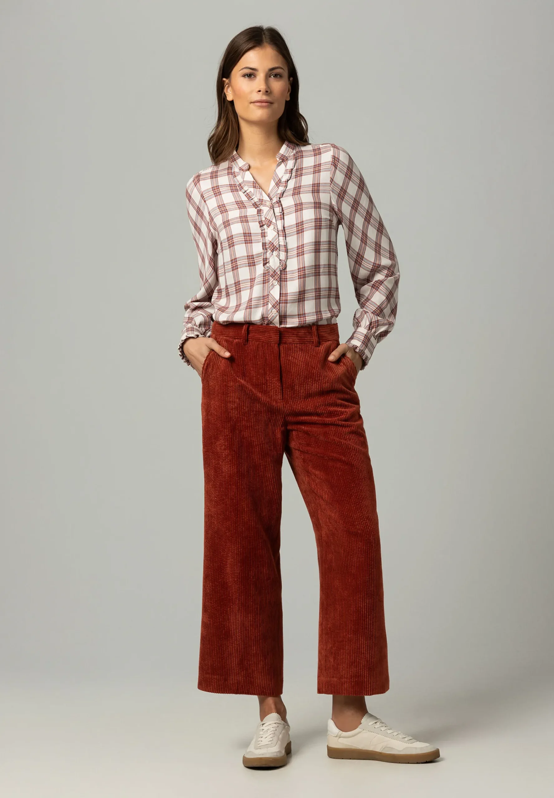 Hot karierte Bluse mit Rüschendetail, ecru/braun/hellblau, Winter-Kollektion Blusen