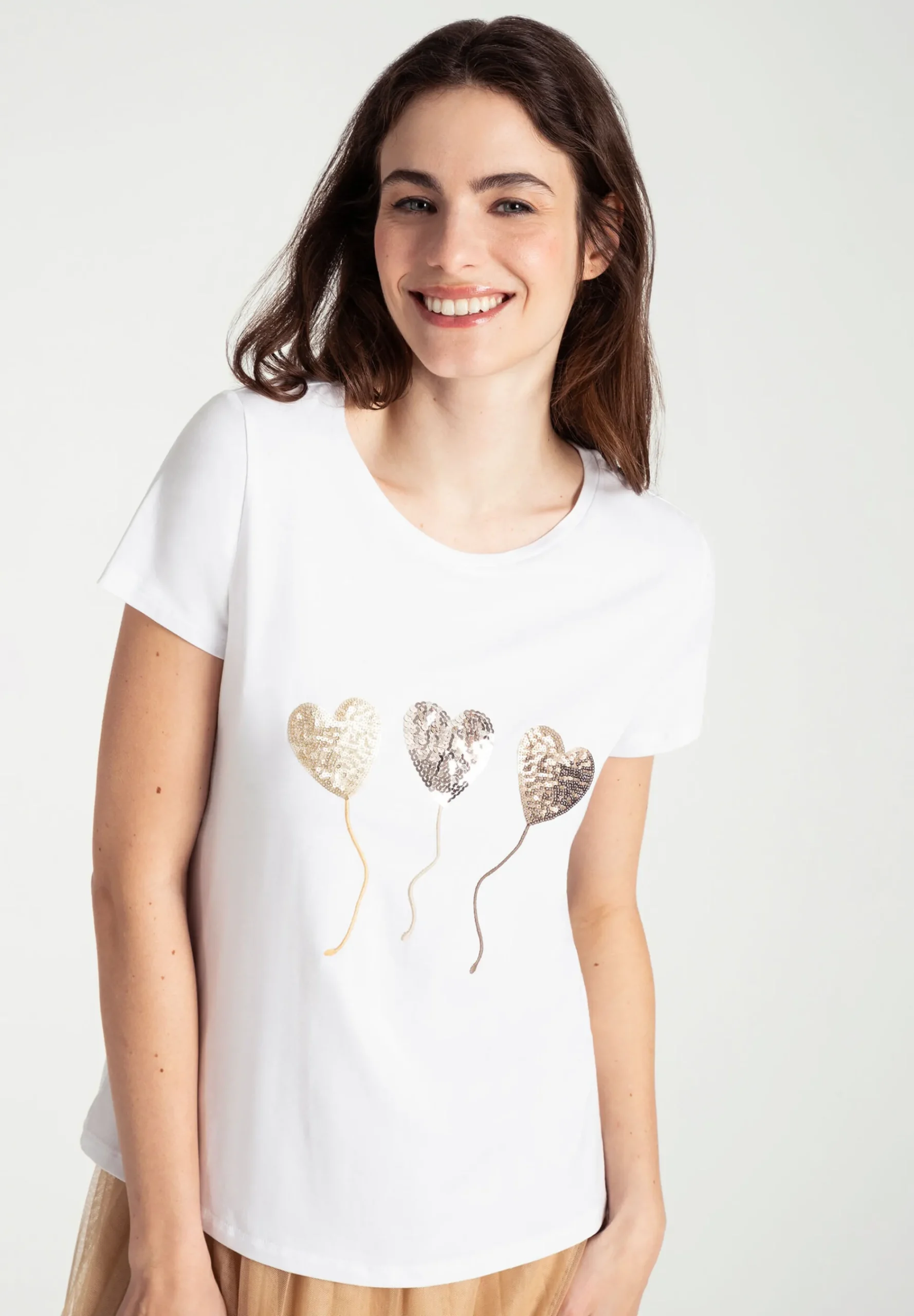 New T-Shirt mit Paillettenherzen, weiß, Frühjahrs-Kollektion T-shirts - Tops