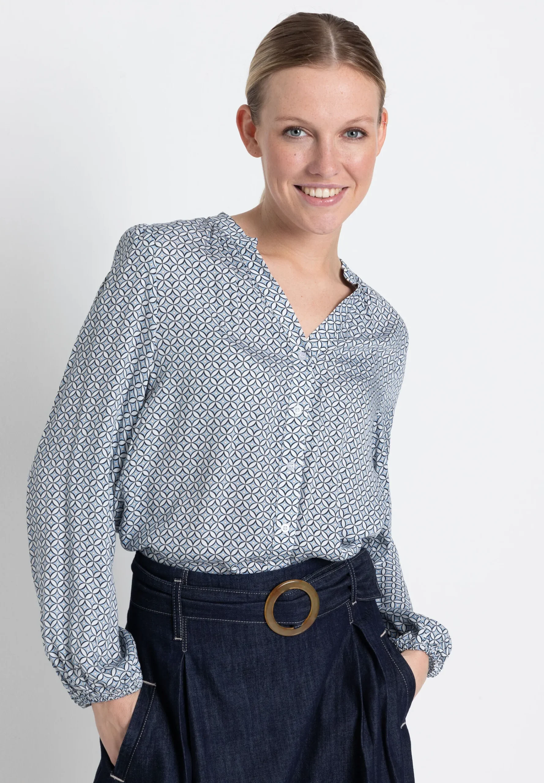 Hot Viskosebluse, grafischer Print, Frühjahrs-Kollektion Blusen